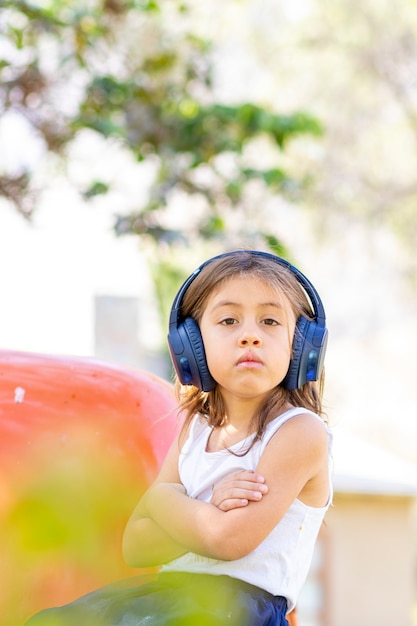 Niña escuchando música con sus auriculares en el camión