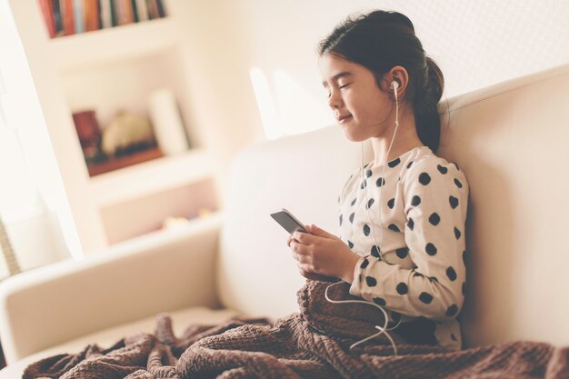 Niña escuchando musica