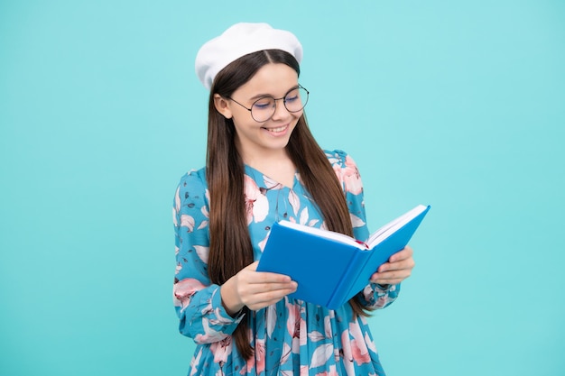 Niña de la escuela adolescente estudia con libros Aprendizaje de conocimientos y concepto de educación infantil Adolescente feliz emociones positivas y sonrientes