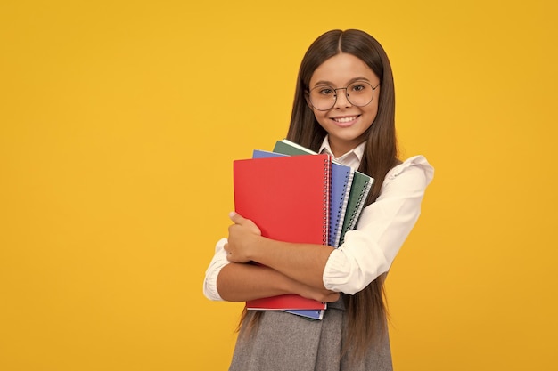 Niña de la escuela adolescente estudia con libros Aprendizaje de conocimientos y concepto de educación infantil Feliz