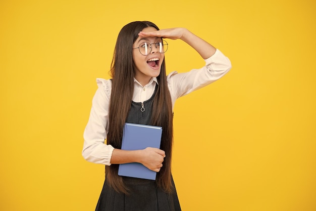 Niña de la escuela adolescente estudia con libros Conocimiento de aprendizaje y concepto de educación infantil Colegiala feliz se enfrenta a emociones positivas y sonrientes