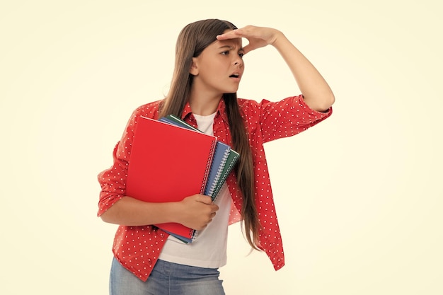 Niña de la escuela adolescente con fondo de estudio aislado de libros Niña adolescente enojada molesta e infeliz