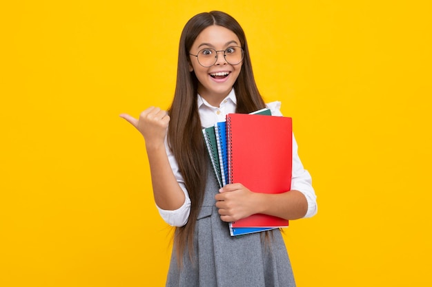 Niña de la escuela adolescente con libros aislados fondo de estudio Niña feliz cara emociones positivas y sonrientes