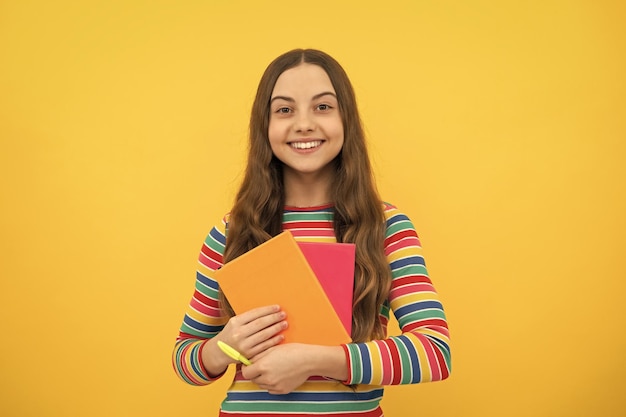 Niña de la escuela adolescente con libros aislados de fondo de estudio