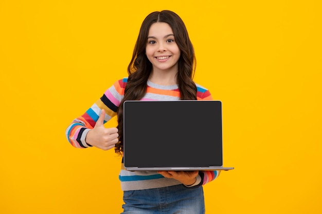 Niña de la escuela adolescente mantenga portátil portátil Niños de la escuela en la pantalla de fondo de estudio aislado