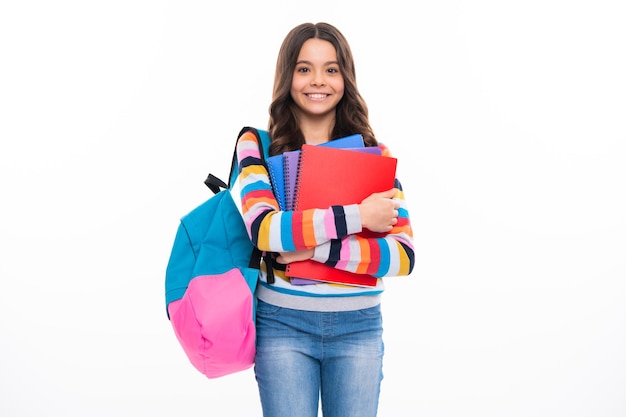 Niña de la escuela adolescente niño con libro y cuaderno Adolescente colegiala estudiante con mochila fondo aislado Concepto de educación de aprendizaje y conocimiento Niña feliz cara positiva y sonriente