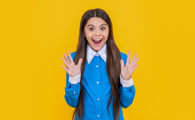 Niña de la escuela adolescente sorprendida en la foto de fondo de la niña de la escuela adolescente con uniforme