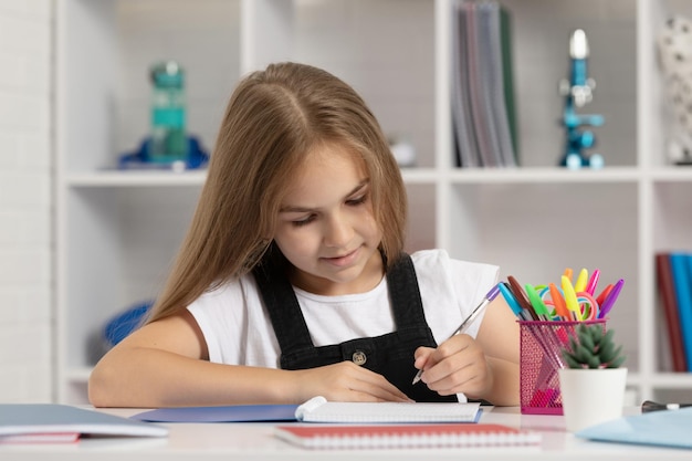 Niña de la escuela con cuaderno regreso a la escuela niña adolescente lista para estudiar infancia feliz