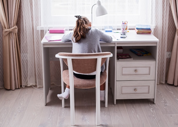 niña de la escuela haciendo la tarea