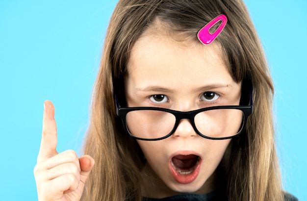 Niña de la escuela infantil con gafas