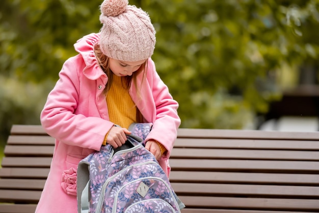 Niña de la escuela con mochila