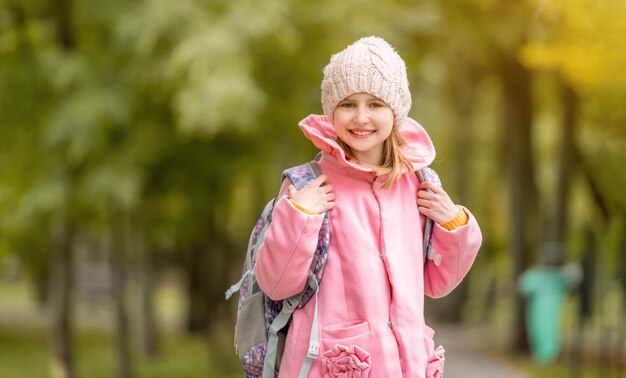 Niña de la escuela con mochila