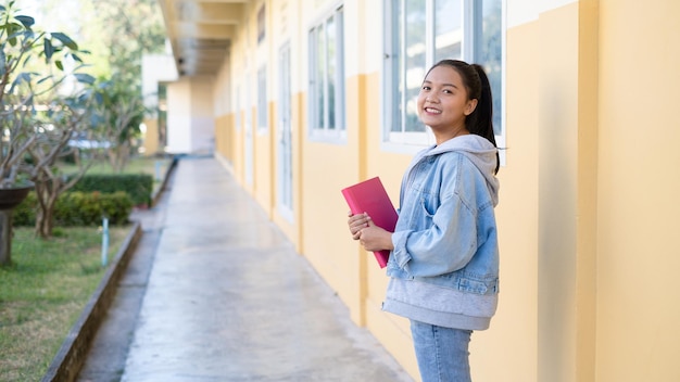 Niña de la escuela de pie en la escuela, niña.