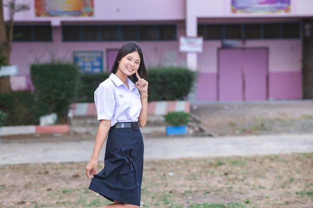 Niña de escuela de pie en el suelo