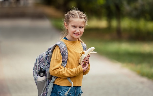 Niña de la escuela preadolescente con mochila