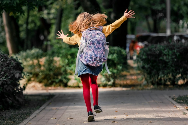 Niña de la escuela preadolescente con mochila