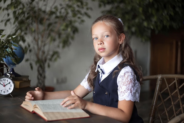 Niña de escuela primaria con libro