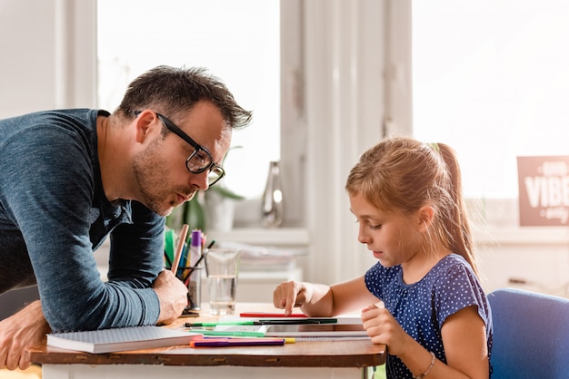 Foto niña de la escuela usando tableta para terminar la tarea