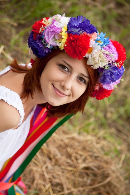 Niña eslava con corona en el campo