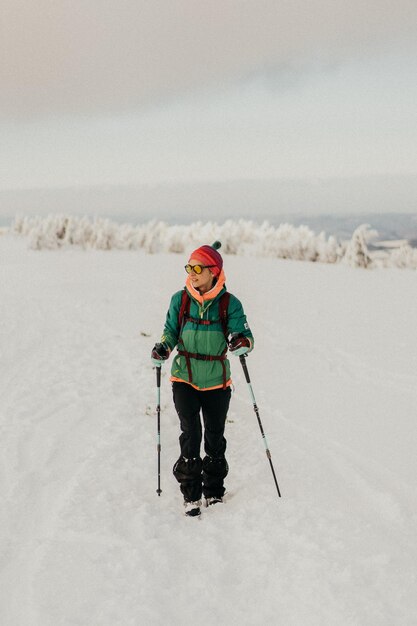 Niña esquiando en un campo cubierto de nieve