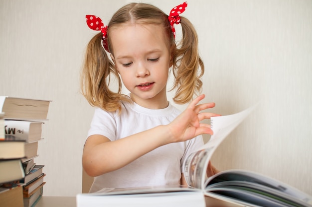 Niña está aprendiendo lecciones en casa. Escuela en casa