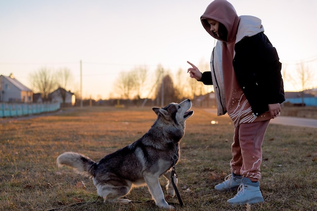 La niña está criando un perro.