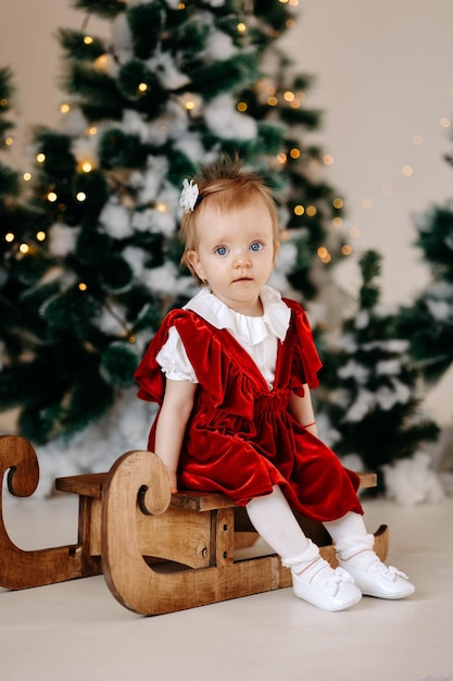 una niña está disfrutando de la Navidad