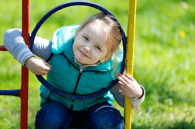 Una niña está jugando afuera.