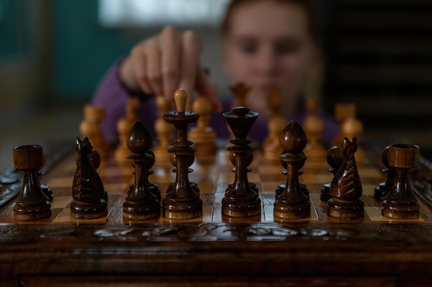 una niña está jugando al ajedrez