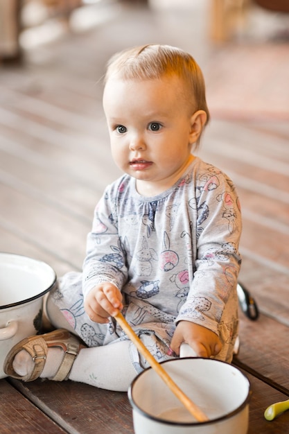 una niña está jugando con grandes ollas y cucharones 3457