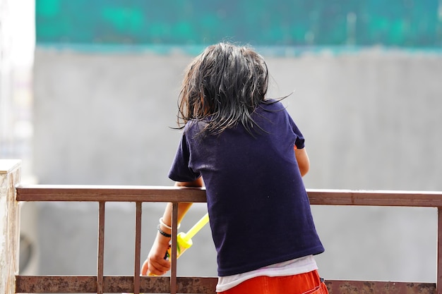 Una niña está jugando holi vista trasera