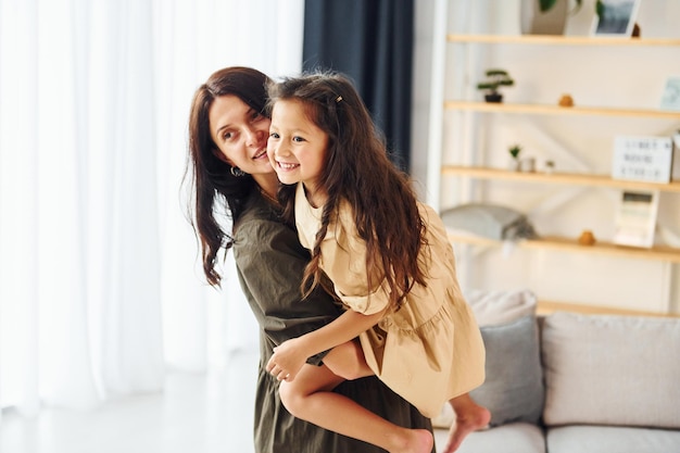 La niña está en manos de la mujer La madre y su hija pasan tiempo juntas en casa