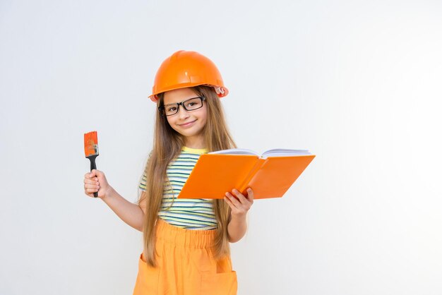 Una niña está planeando una próxima renovación en el apartamento. Reurbanización y renovación del local.