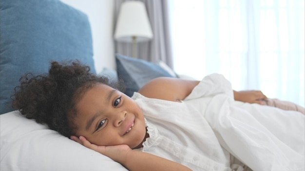 Una niña se está preparando para ir a la cama en el dormitorio de la casa