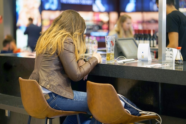 Una niña está sentada en una barra de bar