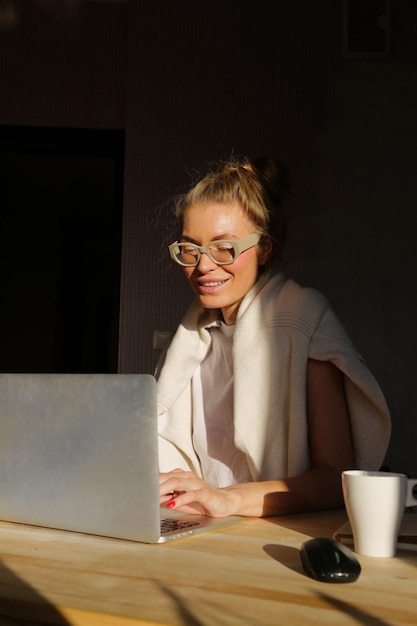 la niña está trabajando en una computadora portátil en casa