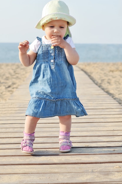 Una niña está tratando de caminar.