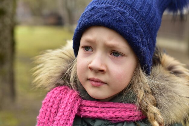 La niña está triste y llorando fuera del concepto de intimidación y resentimiento