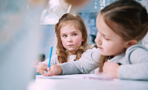 La niña estaba enojada con su novia y la mira con tristeza.