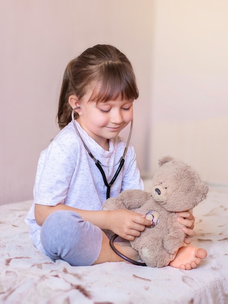 Una niña con un estetoscopio juega al doctor