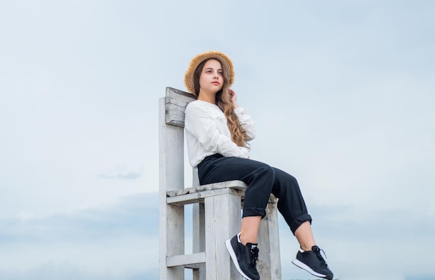 Niña con estilo que busca relajarse al aire libre a la moda