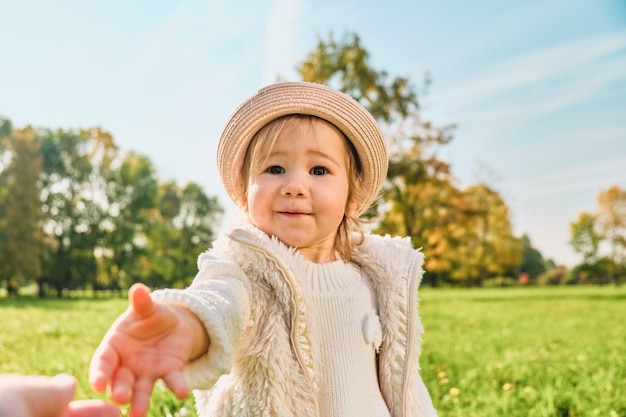 Niña estirando su mano