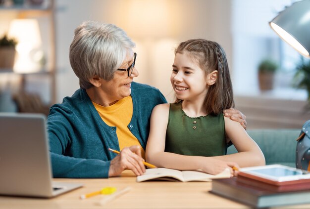 niña estudiando con la abuela