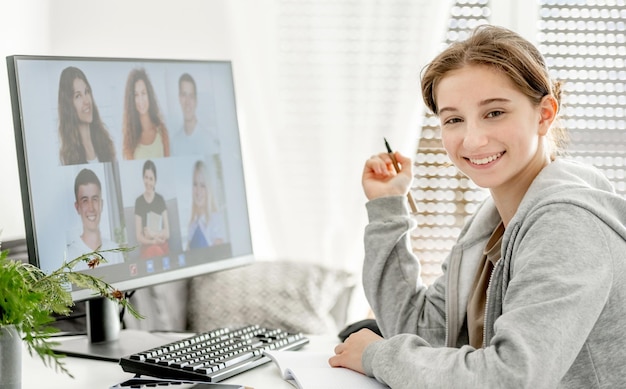 Niña estudiando en casa