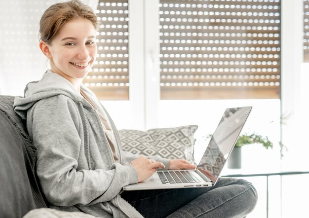 Foto niña estudiando en casa