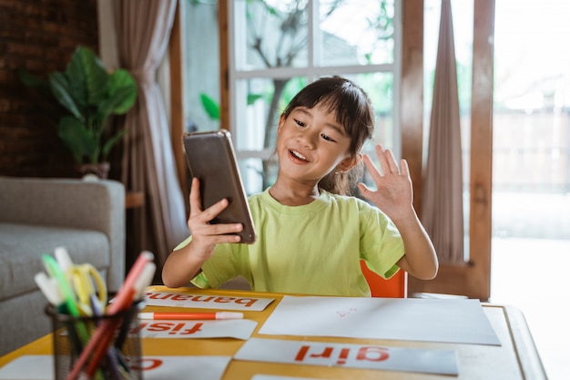 Niña estudiando desde casa