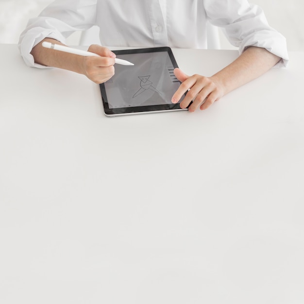 Foto niña estudiando en su tableta con espacio de copia