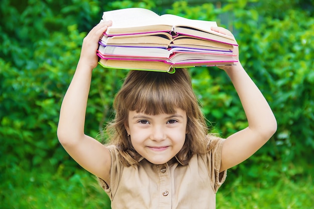 Foto niña estudiante con una manzana roja. enfoque selectivo naturaleza.