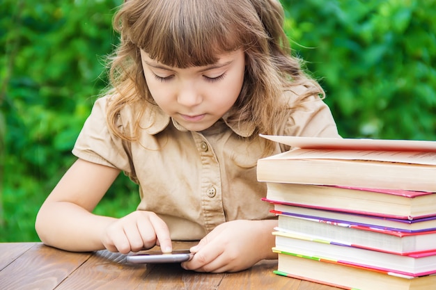 Niña estudiante con una manzana roja. Enfoque selectivo naturaleza.