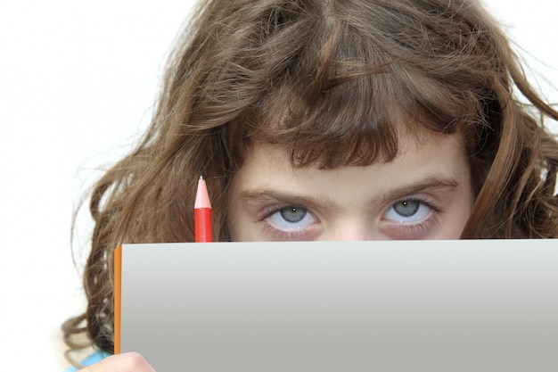 niña estudiante mirando detrás de libro con lápiz